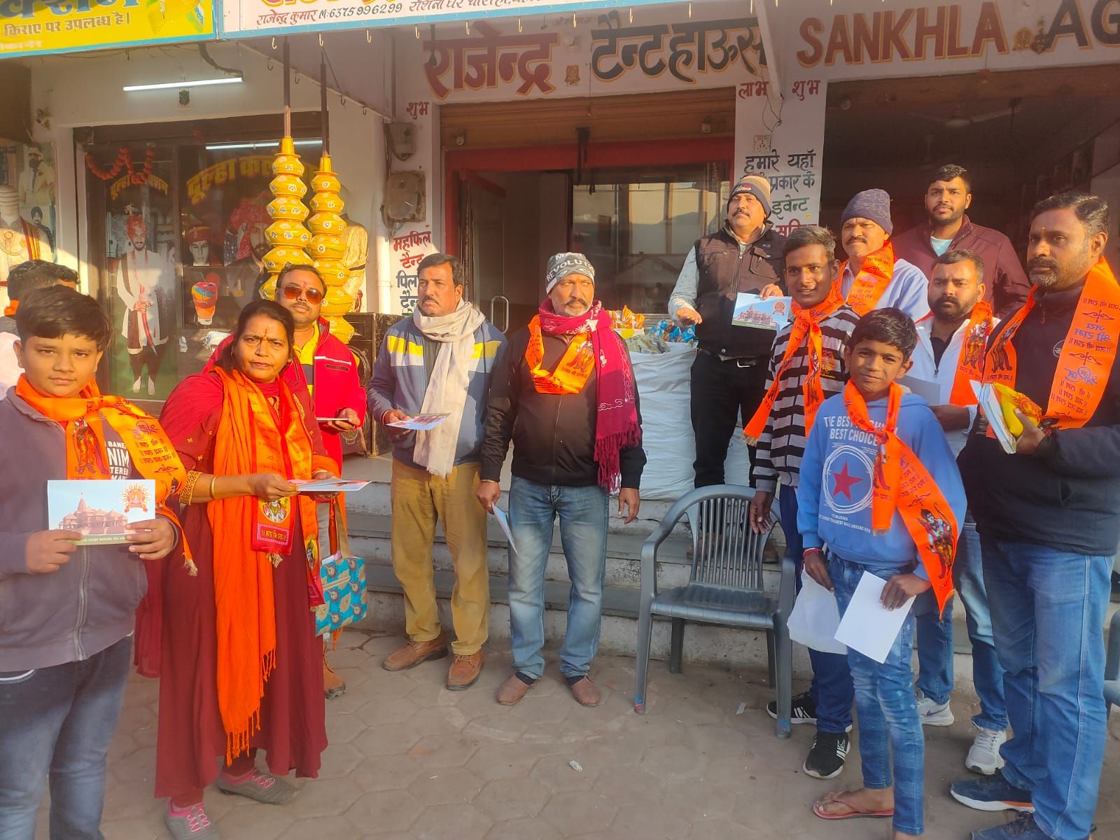 जूनागढ़ परिवार भाइयों द्वारा पीले चावल प्रतिमा चित्र 